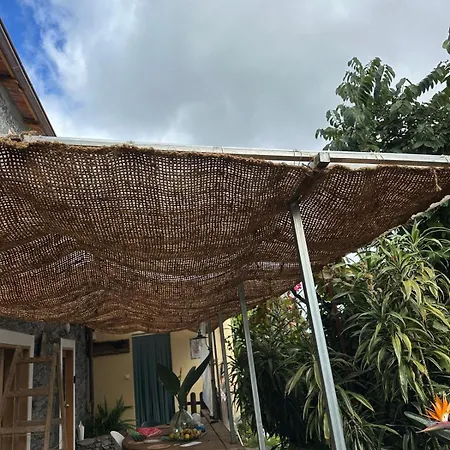 Alojamento de Acomodação e Pequeno-almoço Casa De Basalto Caniço