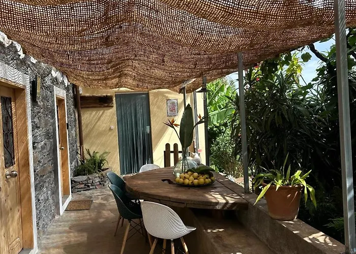 Casa De Basalto Bed & Breakfast